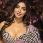 Ananya Panday Stuns in Gajra Blouse and ‘Phoolon Ki Chaddar’!!!